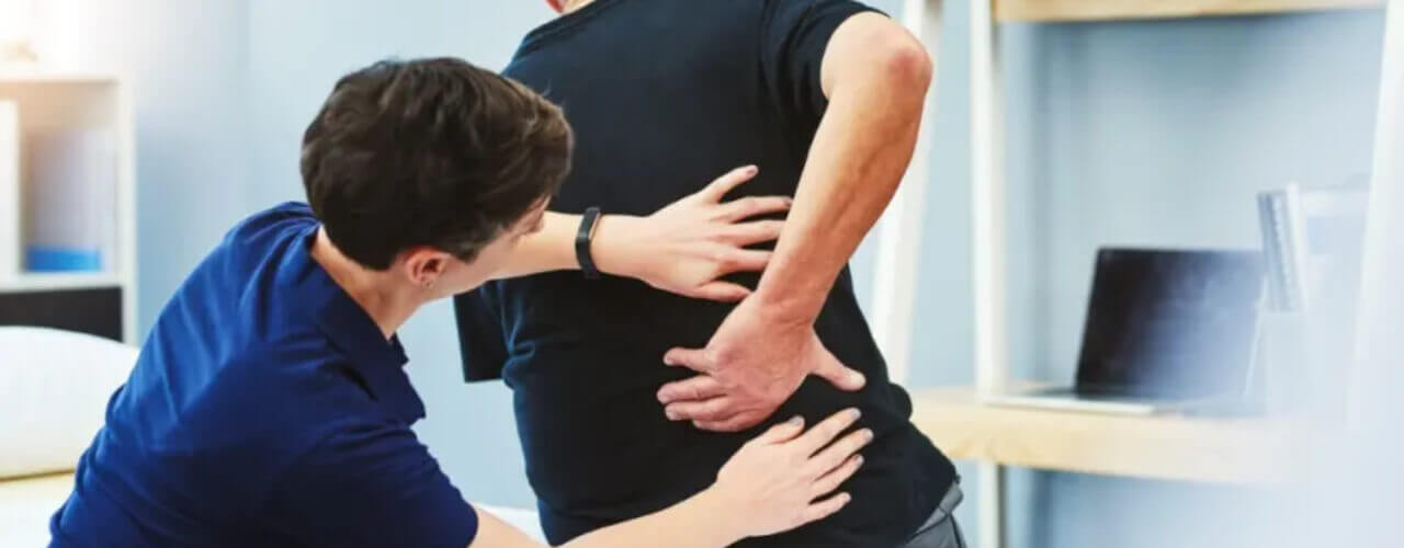 A man showing back to his therapist